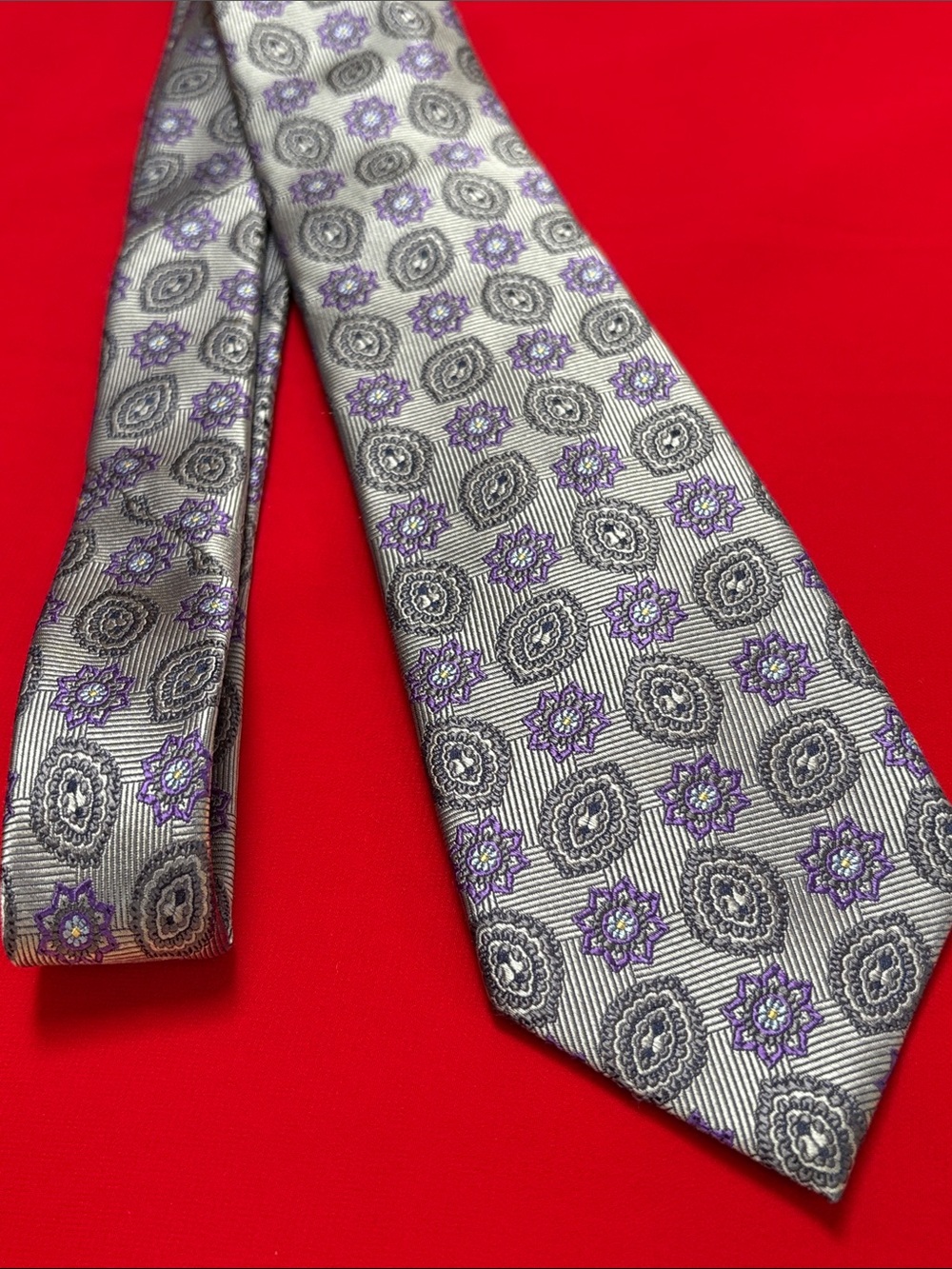 Tom James gorgeous silk tie.